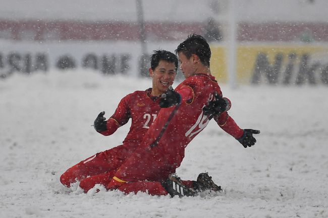 据英媒“Anfieldwatch”报道，本场比赛是远藤航近13天内的第5次首发出战，他也成为球队自2006年1月来首位完成13天5赛的球员，且此前球队仅有6人取得过该成就：芬南、卡拉格、海皮亚、杰拉德、科威尔和克劳奇。